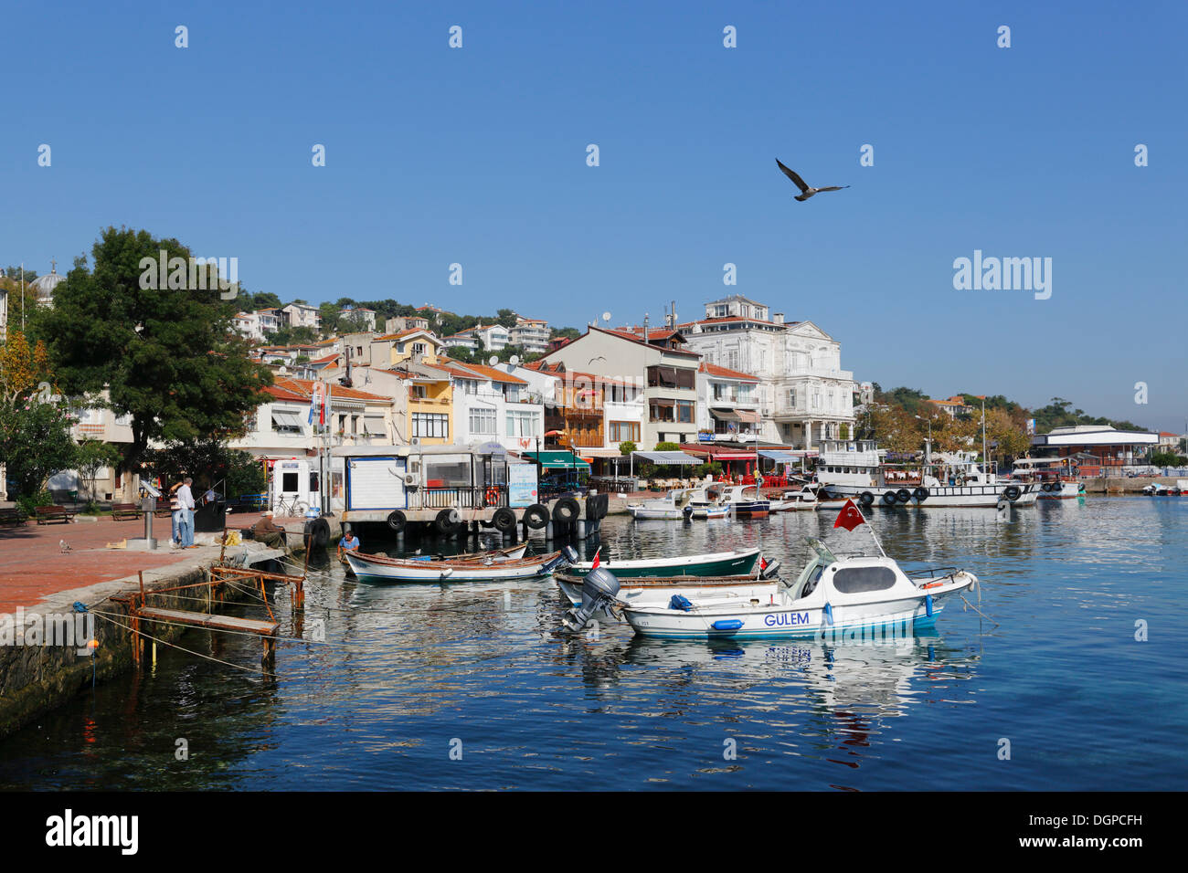 Fischerhafen auf der Insel Burgazada, Burgazadas oder Burgaz, Prinzeninseln Adalar, Marmarameer, Istanbul, Türkei Stockfoto
