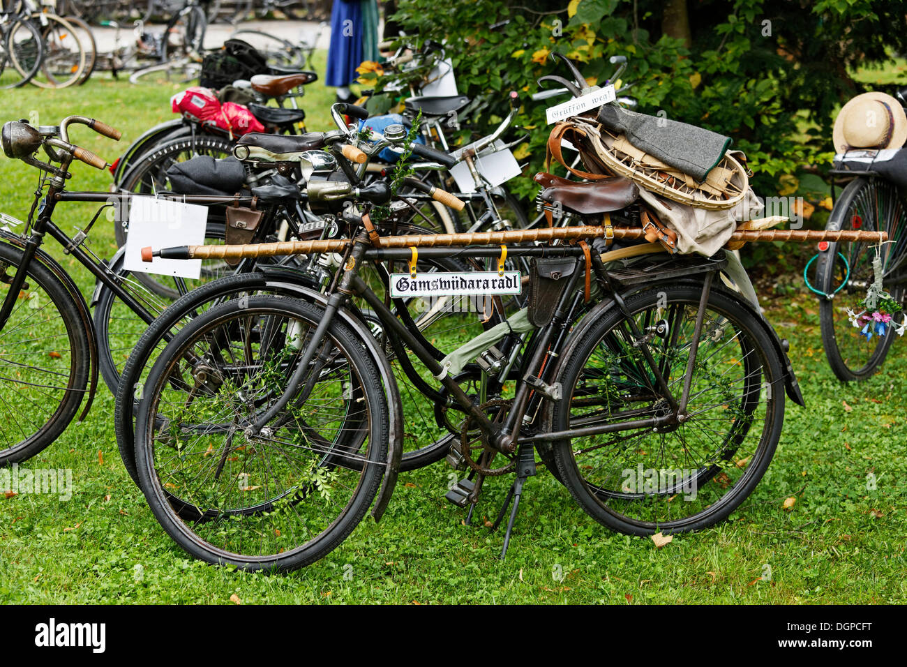 Waffenraeder Fahrräder, Gamstrophy Wettbewerb, Festival der Gamsjagatage in Bad Goisern, Salzkammergut, Oberösterreich, Österreich Stockfoto