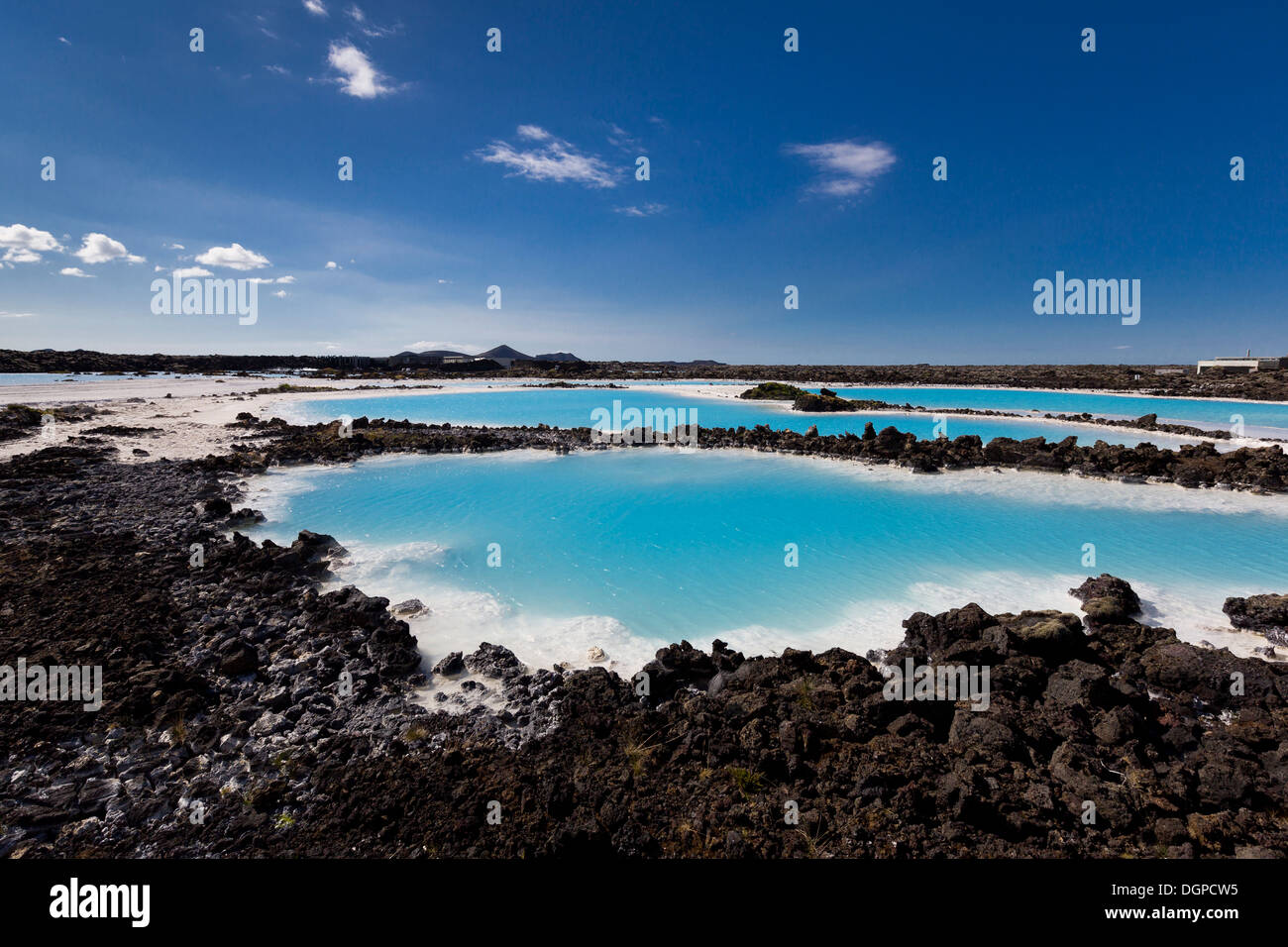 Kieselsäure-Ablagerungen im Wasser durch das Svartsengi Geothermie-Kraftwerk in der Nähe der blauen Lagune, Schwimmbädern, Island Stockfoto
