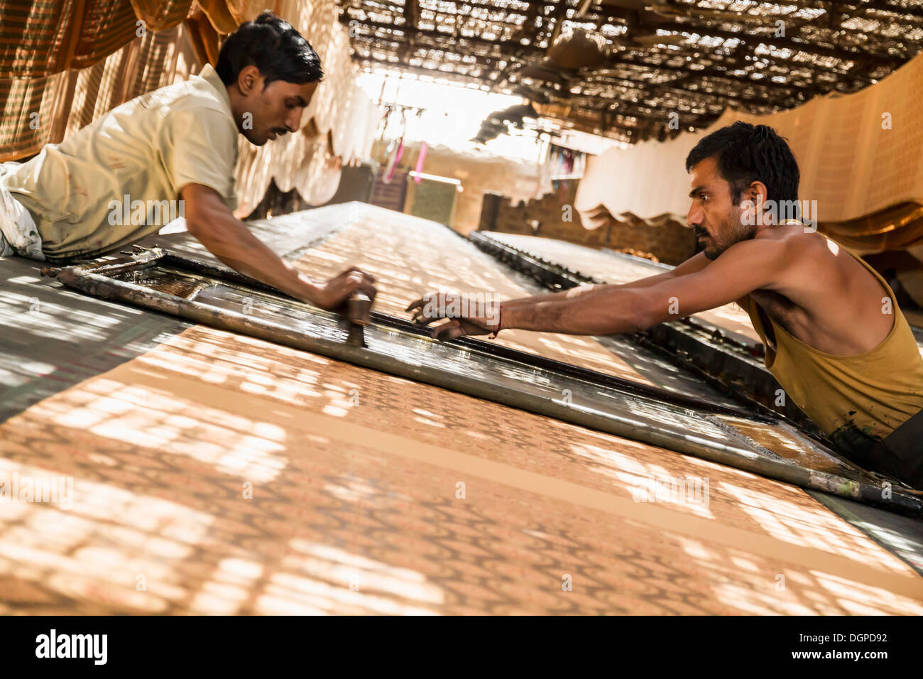 Indien, Rajasthan, Jodhpur, Männer, die in der Textilindustrie Stockfoto