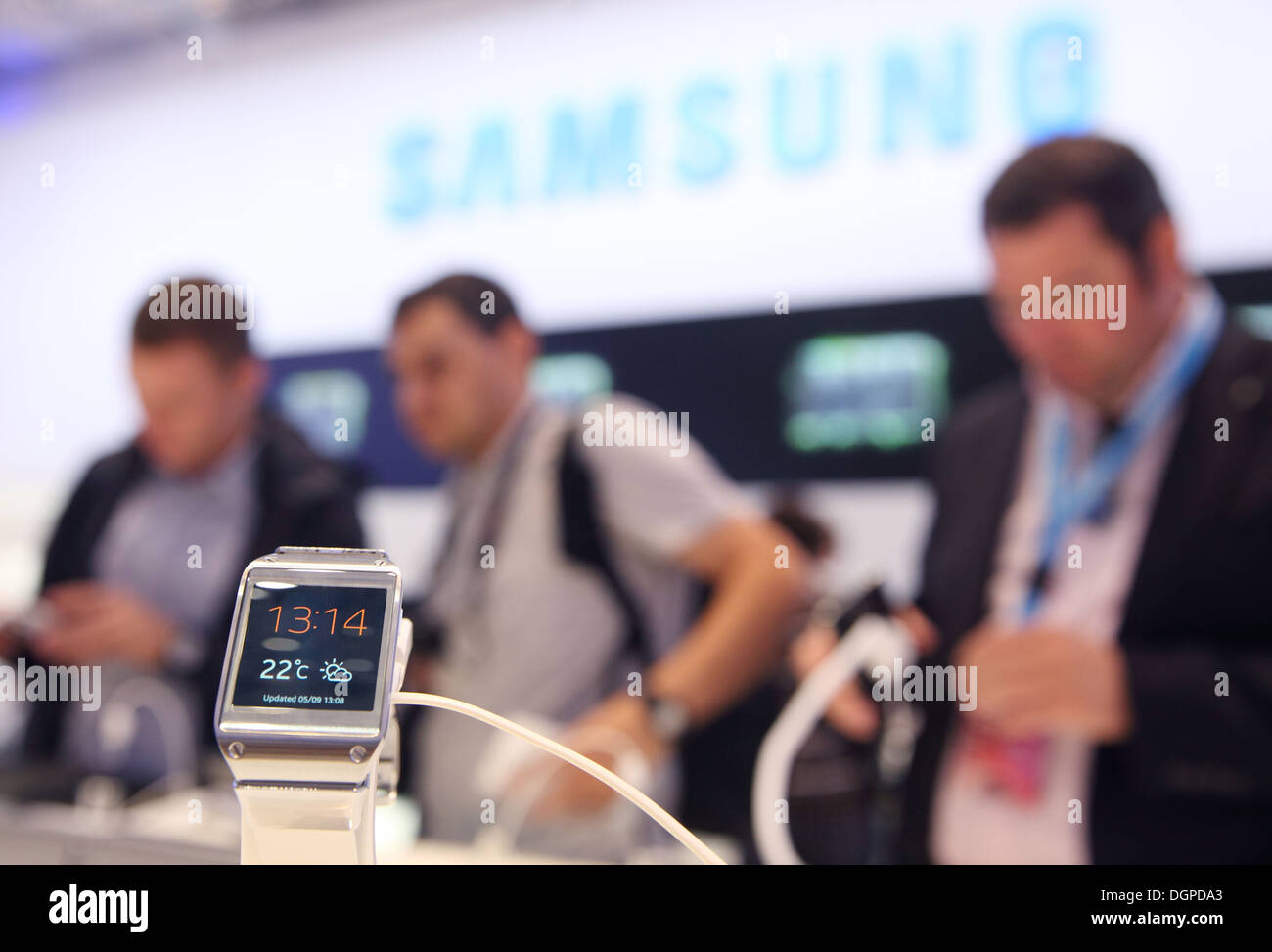 Berlin, Deutschland, das neue Samsung Galaxy Getriebe auf der IFA 2013 Besucher ausprobieren. Stockfoto