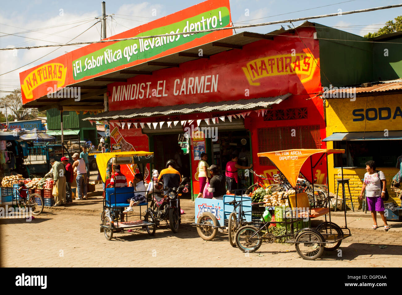 Bunte Geschäfte auf den Straßen des Dorfes Rivas, Nicaragua. Stockfoto