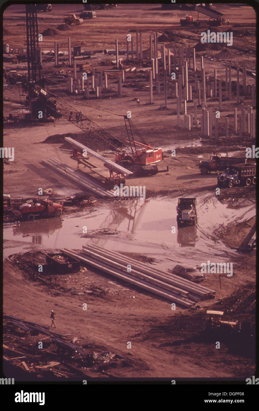 Der neue Flughafenbau des Logan Flughafens in East Boston hat bei den Anwohnern Beschwerden über den Lärm und die Störungen durch schwere Lkw verursacht, die im Projekt eingesetzt werden. Stockfoto