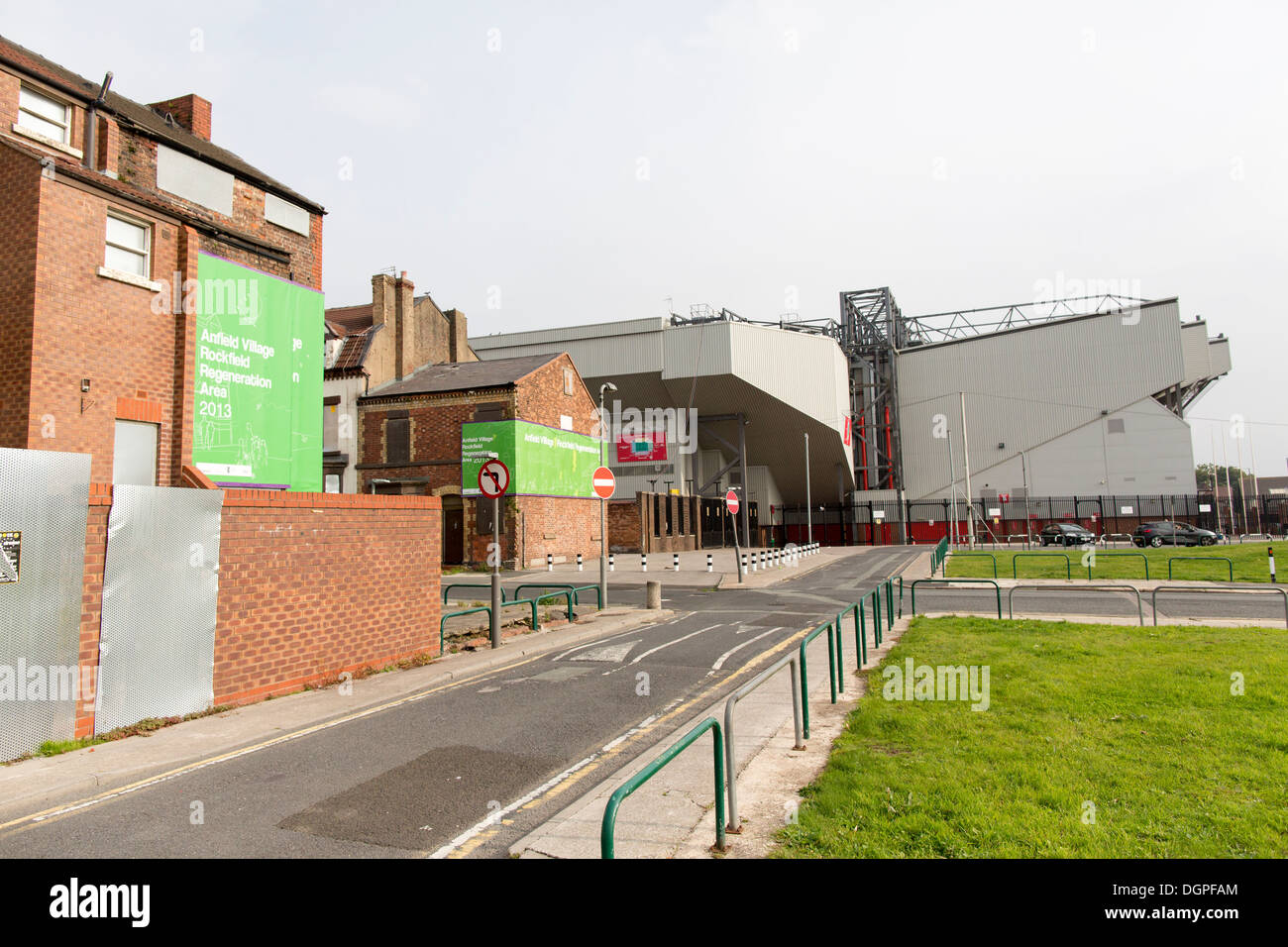 Verlassene Wohnungen hinter der Haupttribüne LFC. Banner wirbt der "Anfield Dorf Steinfeld Regeneration Area". Stockfoto