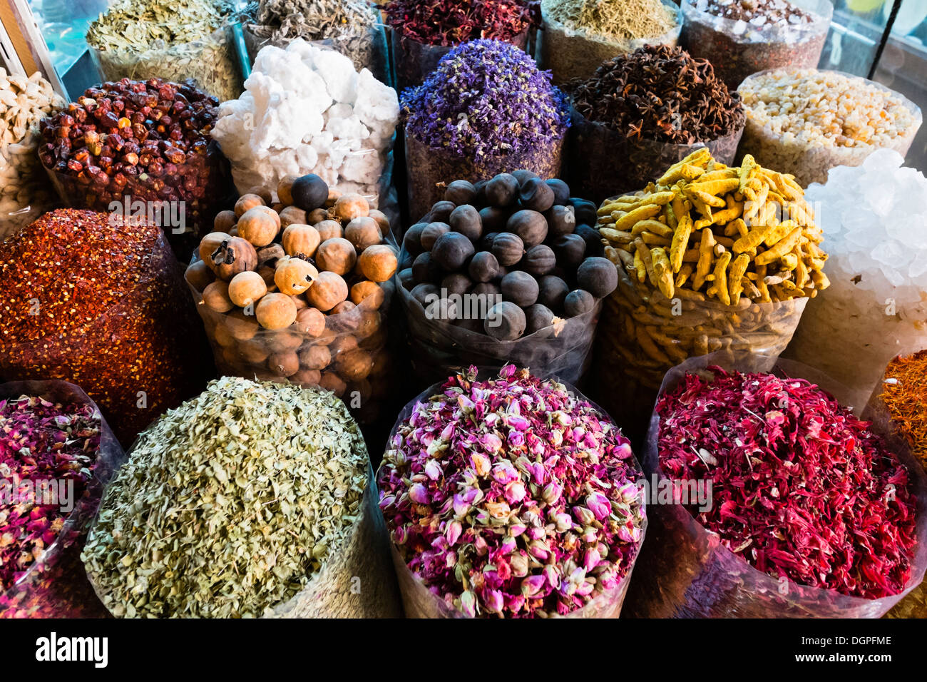 Gewürze und Kräuter zum Verkauf an Gewürz-Souk in Deira Dubai Vereinigte Arabische Emirate Stockfoto