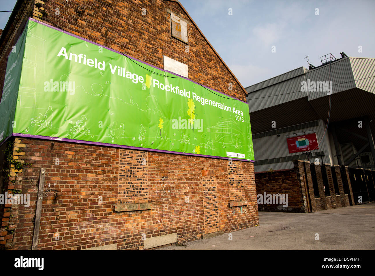 Ein Banner wirbt der "Anfield Dorf Steinfeld Regeneration Area". Stockfoto