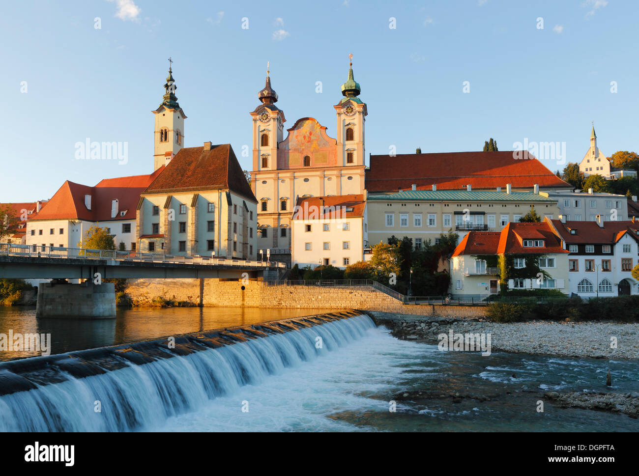 Bürgerspital Krankenhaus, Michaelerkirche oder St. Michael Kirche, Steyr Fluss, Steyr, Traunviertel, Oberösterreich, Österreich Stockfoto