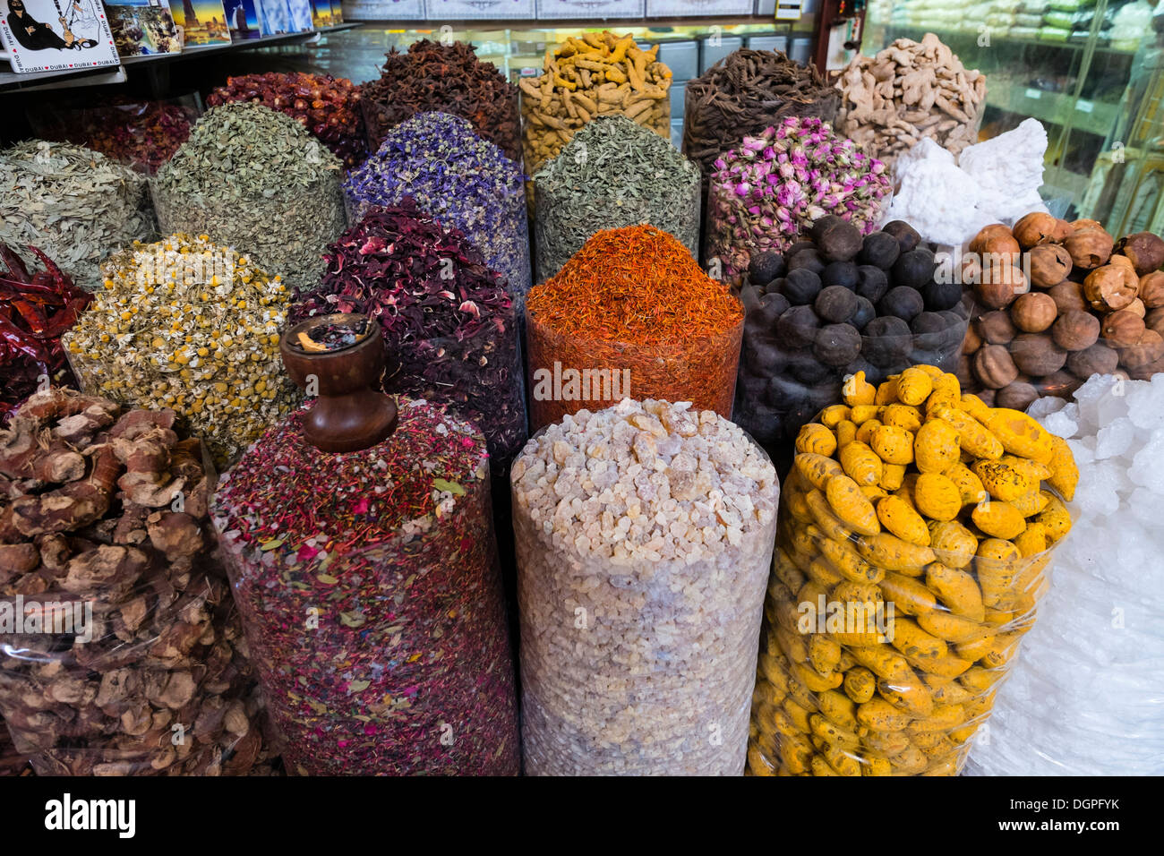 Gewürze und Kräuter zum Verkauf an Gewürz-Souk in Deira Dubai Vereinigte Arabische Emirate Stockfoto