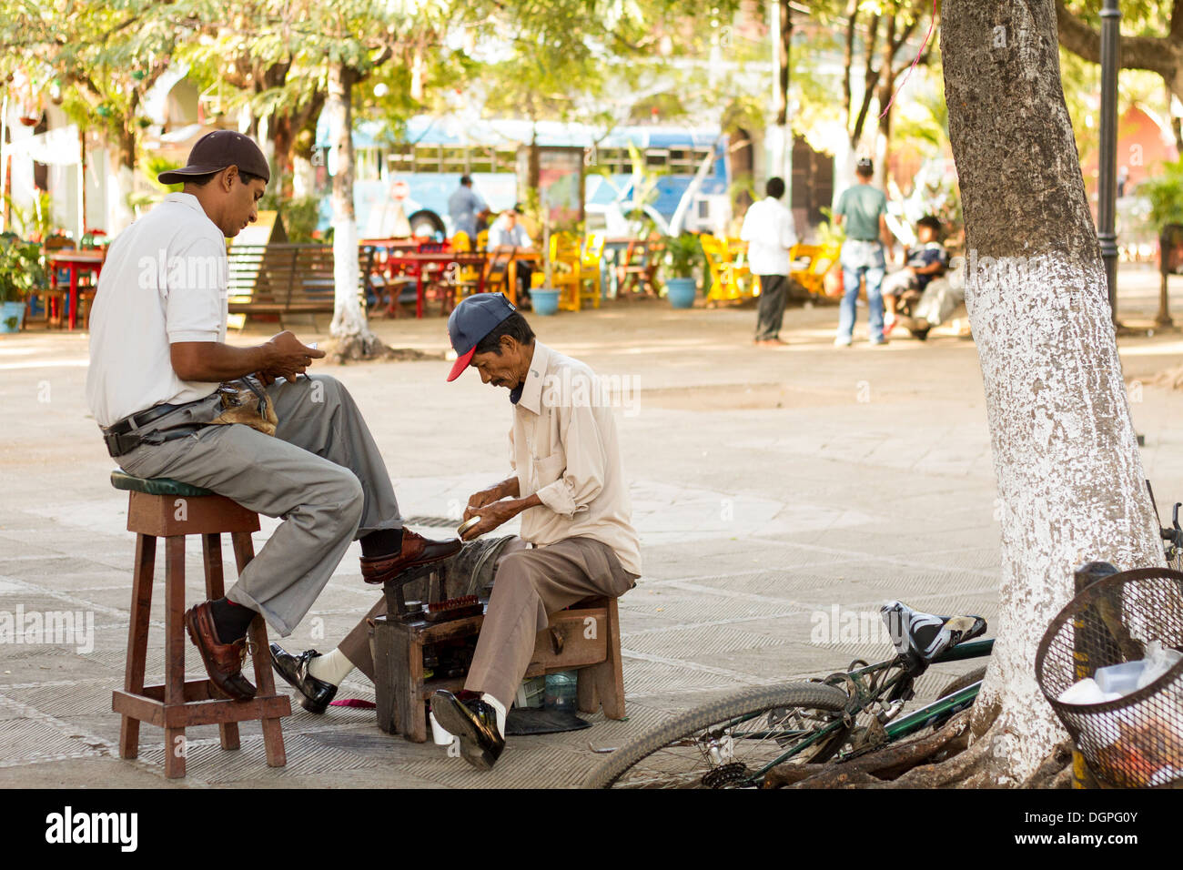 Schuh-Reiniger im Zentralpark von Granada, Nicaragua. Stockfoto