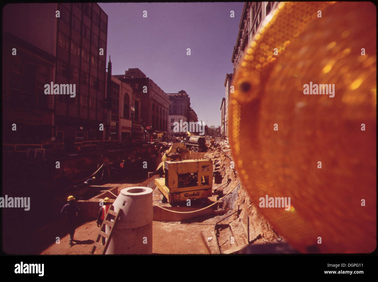 Dieses Bild zeigt den Bau der U-Bahn an der G Street, N.W., zwischen der 13. Und 14. Straße in Washington, D.C.. Der Bau stellt einen Teil der Erweiterung des öffentlichen Verkehrssystems der Stadt dar. Stockfoto