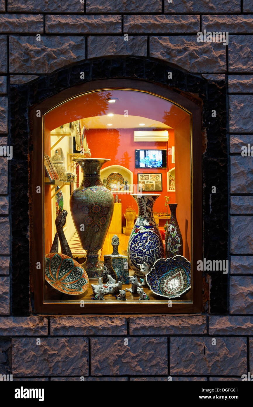 Porzellan-Vasen und Katzen in einem Schaufenster, historischen Stadtteil Sultanahmet, Istanbul, Türkei, Europa, PublicGround Stockfoto