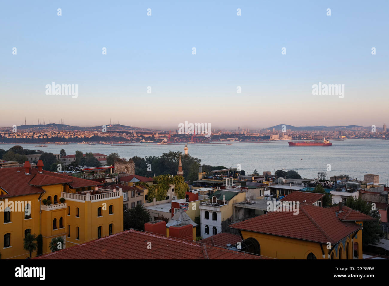 Blick vom alten Stadt Sultanahmet über Bosporus auf der asiatischen Seite mit Üsküdar und Kadiköy, Istanbul, Türkei, Europa Stockfoto