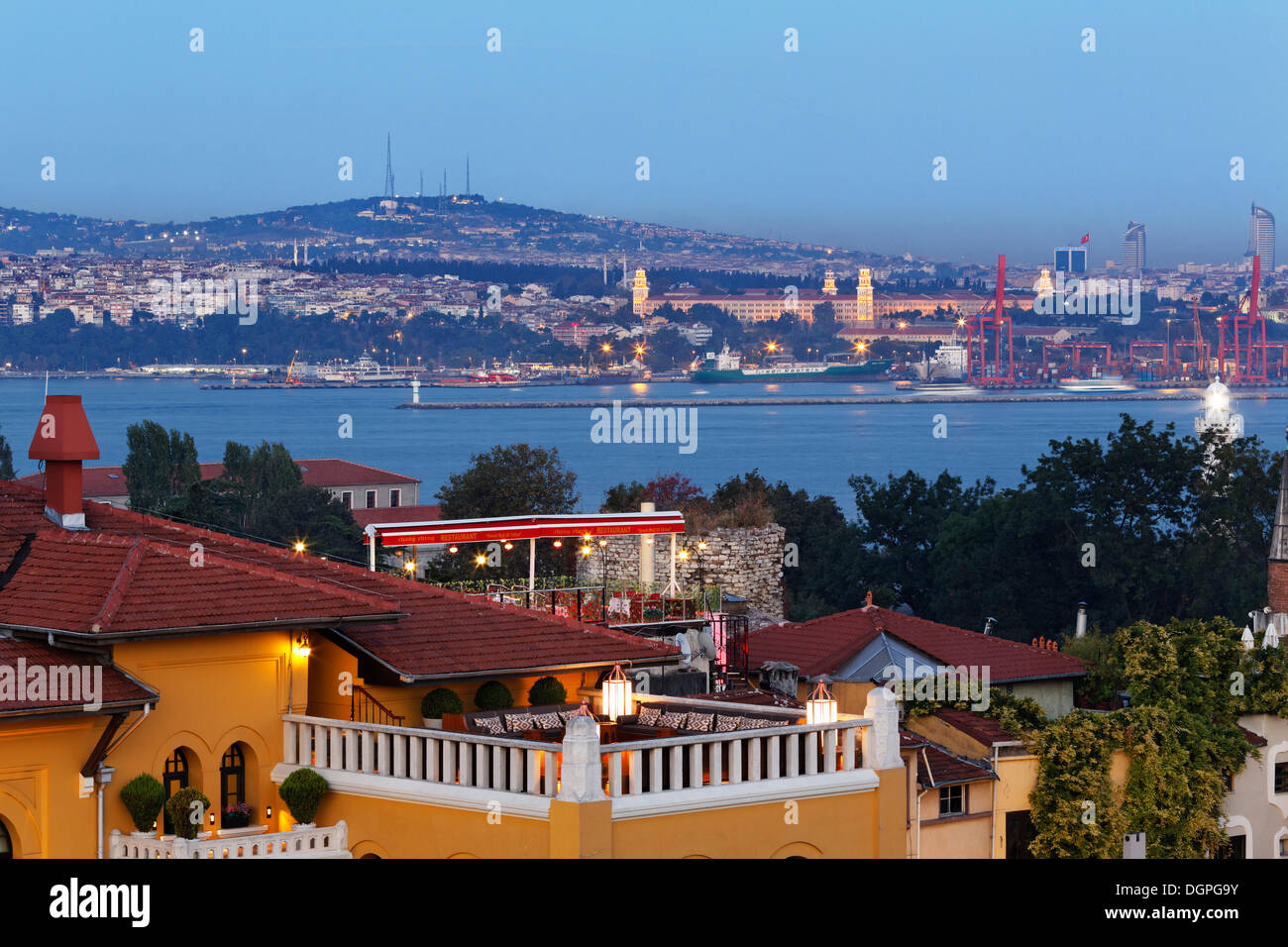 Blick vom alten Stadt Sultanahmet über Bosporus auf der asiatischen Seite, Selimiye Kasernen und der Hafen in Kadiköy Stockfoto