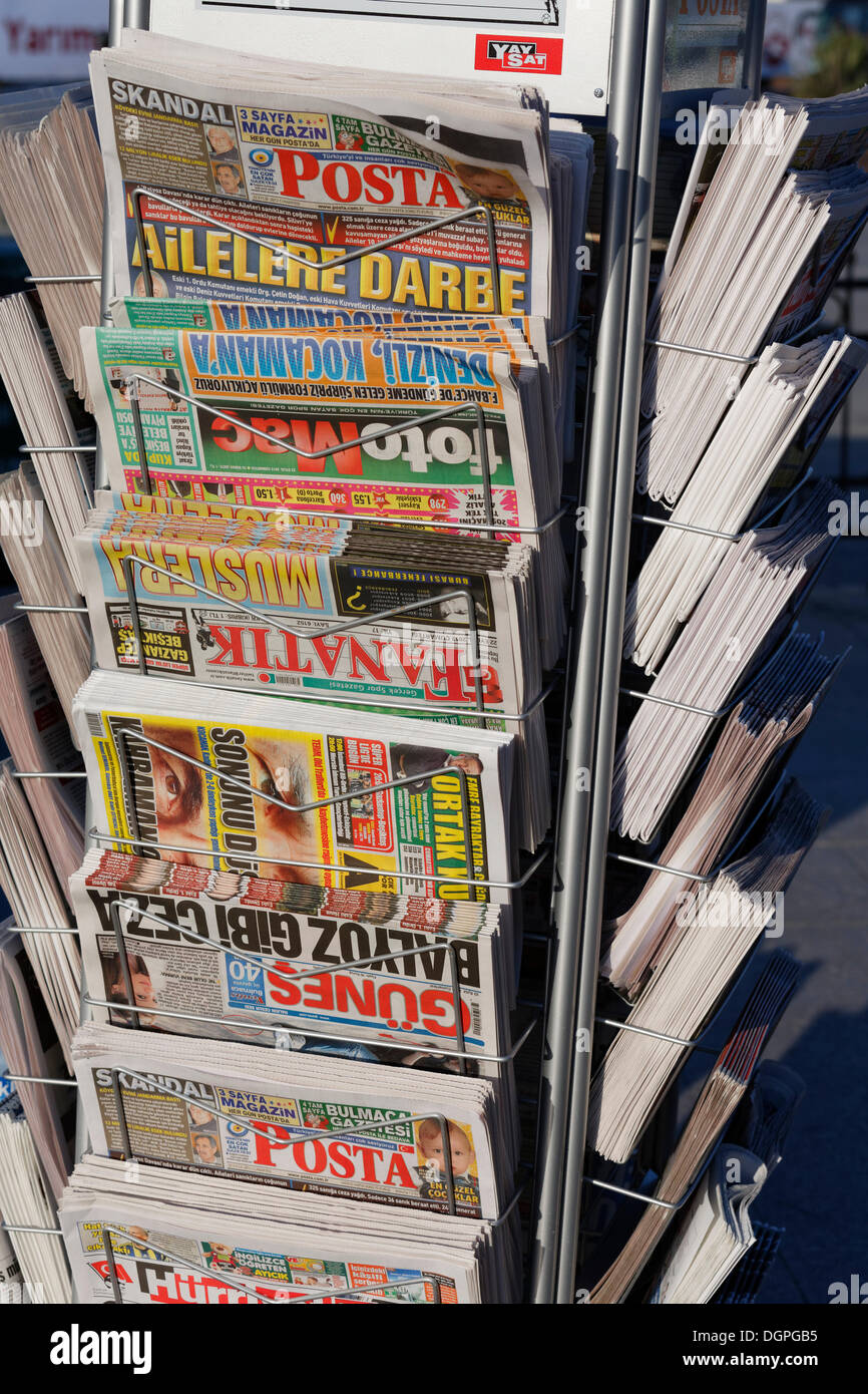 Tageszeitungen in Zeitungsständer, Istanbul, Türkei, Europa, PublicGround Stockfoto