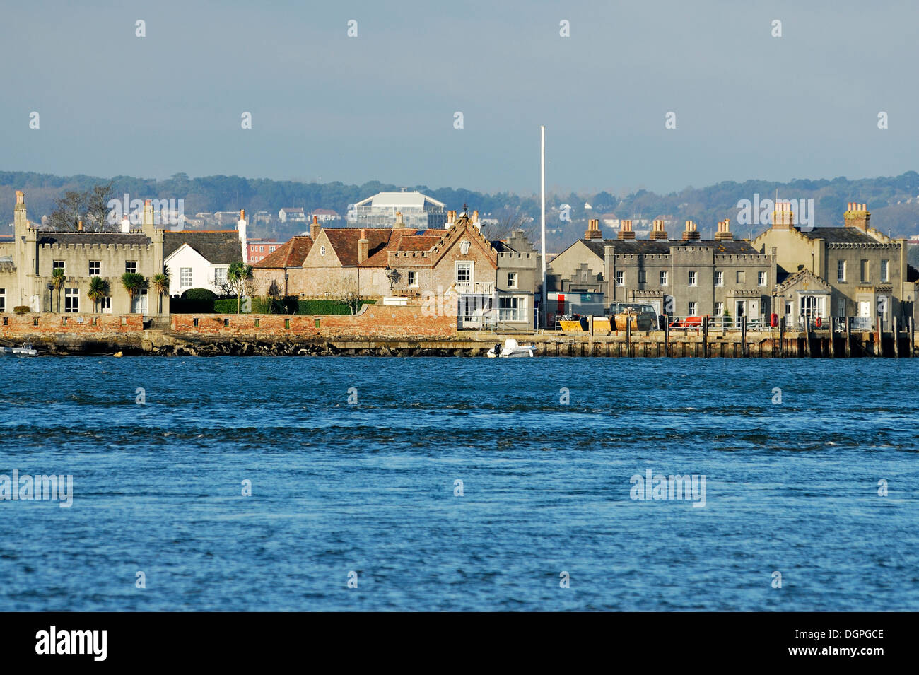 Ein Blick auf einige der Gebäude auf Brownsea Island im Hafen von Poole Dorset UK Stockfoto