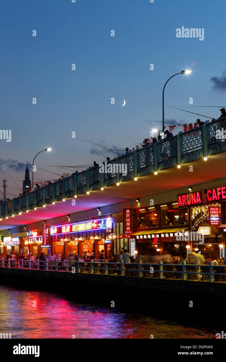 Angler und Restaurants auf der Galata-Brücke, Goldenes Horn, Istanbul, europäische Seite, Türkei, Europa, PublicGround Stockfoto