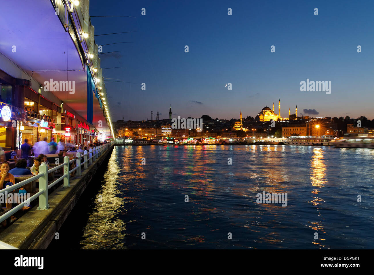 Galata-Brücke, goldene Horn, die Sueleymaniye-Moschee und die Rustem Pasha Moschee an der Rückseite, Istanbul, europäische Seite, Türkei Stockfoto