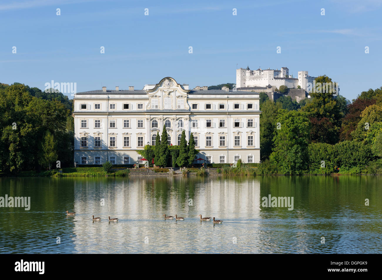 Schloss Leopoldskron, Leopoldskroner Teich Teich, Festung Hohensalzburg auf der Rückseite, Salzburg, Österreich, Europa, PublicGround Stockfoto