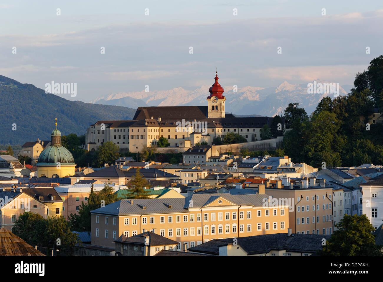 Blick auf Kloster Nonnberg und Cajetan Kirche vom Kapuzinerberg Berg, Salzburg, Austria, Europe, PublicGround aus gesehen Stockfoto