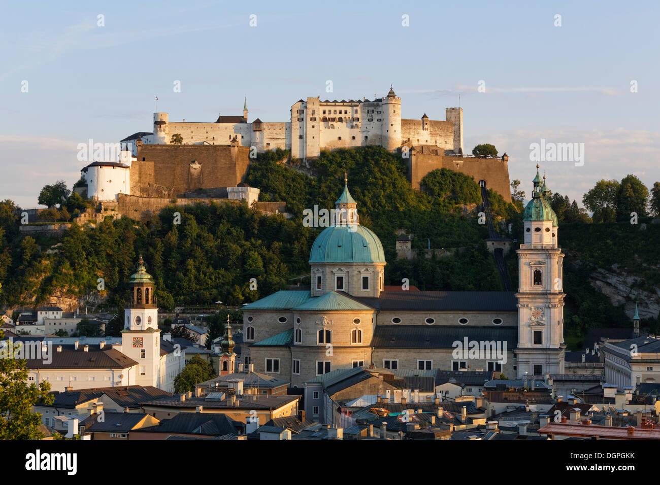 Blick auf die Festung Hohensalzburg, Neue Residenz Palast, der Turm mit Glockenspiel und Salzburger Dom aus gesehen Stockfoto
