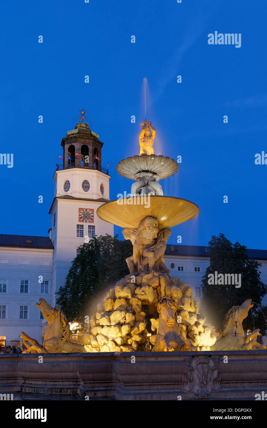 Residenzbrunnen, Residenz Brunnen, Neue Residenz, neue Residenz mit der Salzburger Glockenspiel, Glockenspiel, Residenzplatz quadratisch Stockfoto