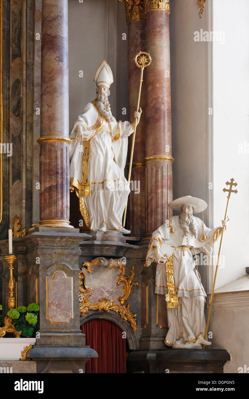Zahlen der Kirchenväter Augustinus und Hieronymus, richtig, von Anton Sturm auf dem Hochaltar, Pfarrkirche St. Michael Stockfoto