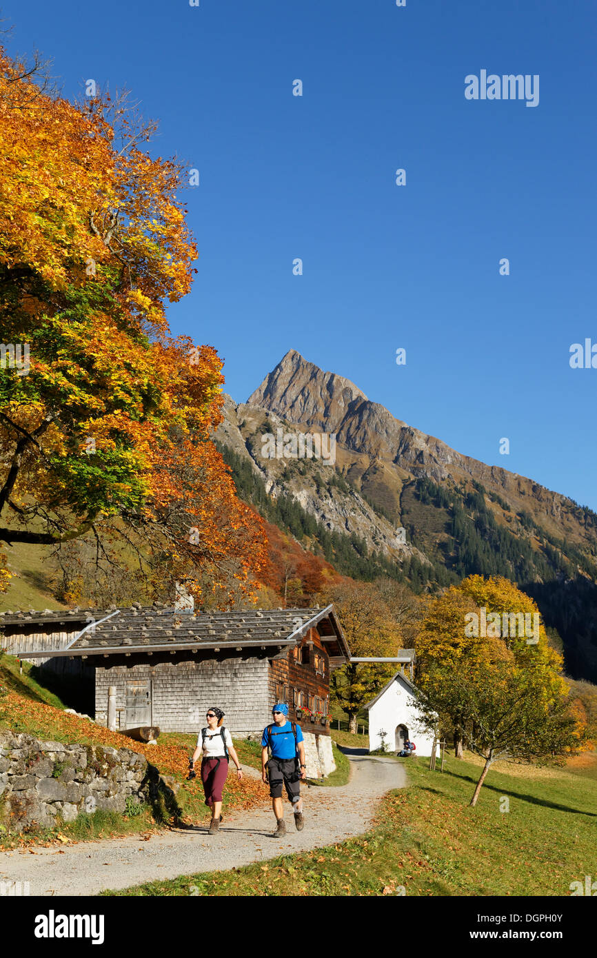 Gerstruben mit Hoefats Berg im Herbst, Oberstdorf, Oberallgäu, Allgäu, Allgäuer Alpen, Schwaben, Bayern, Deutschland Stockfoto