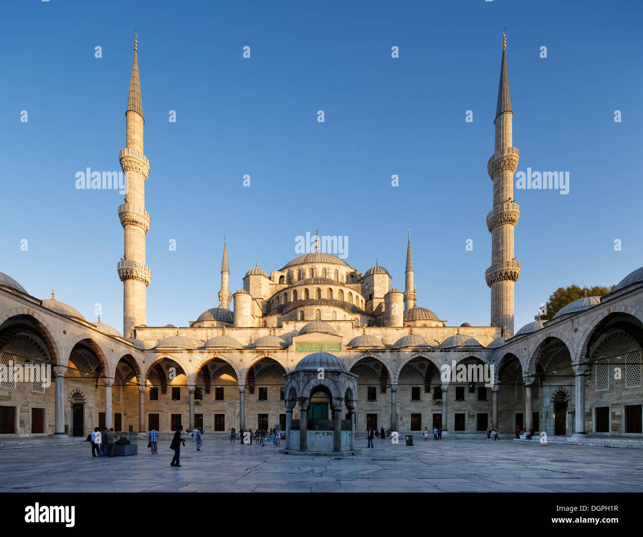 Vorplatz, blaue Moschee, Sultan Ahmed Mosque oder Sultanahmet Camii, Istanbul, europäische Seite, Provinz Istanbul, Türkei Stockfoto