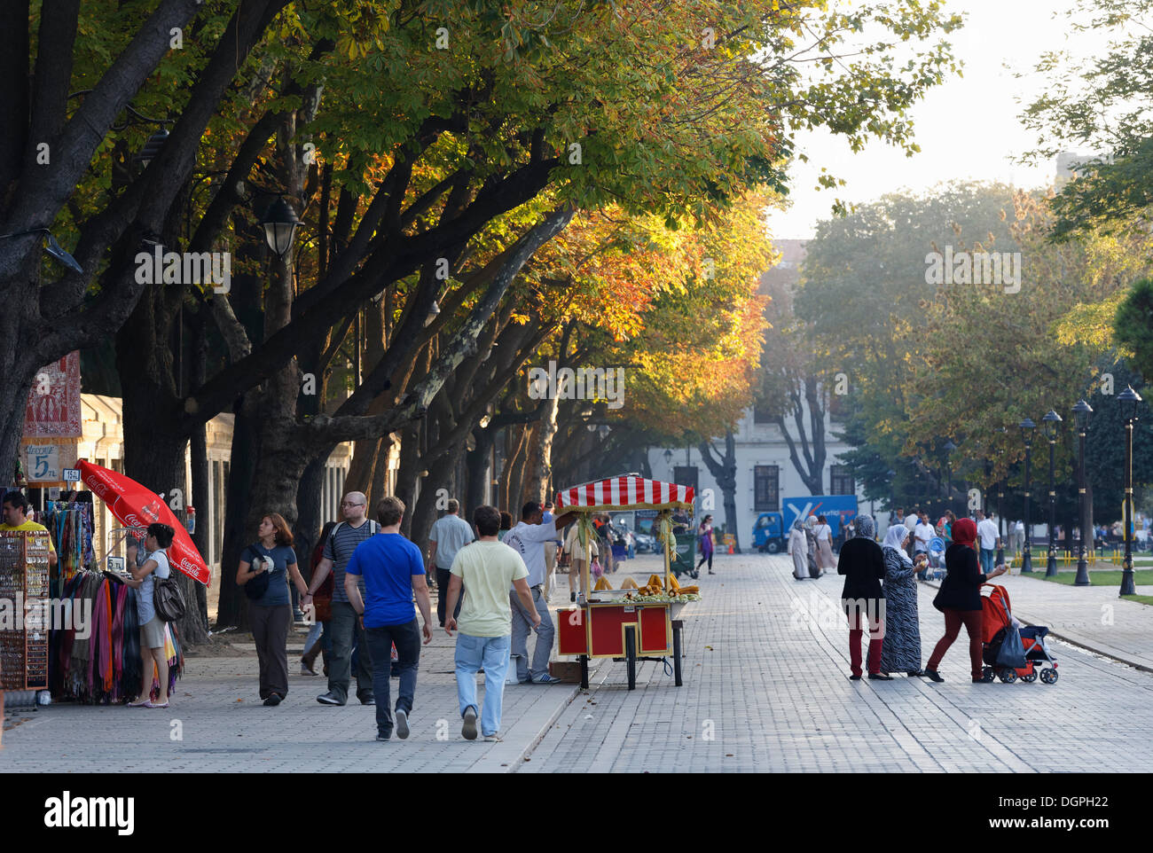 Fußgänger an der Hippodrom oder bei Meydani-Platz, Istanbul, europäische Seite, Provinz Istanbul, Türkei, europäische Seite Stockfoto