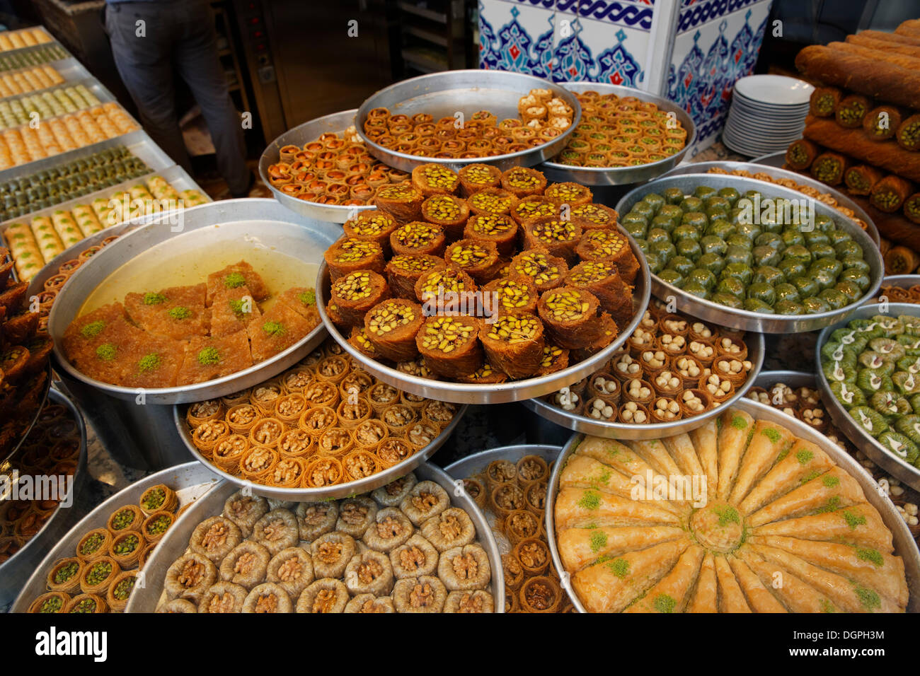 Baklava und andere türkische Süßigkeiten im Schaufenster von Hafiz Mustafa, Istanbul, Türkei