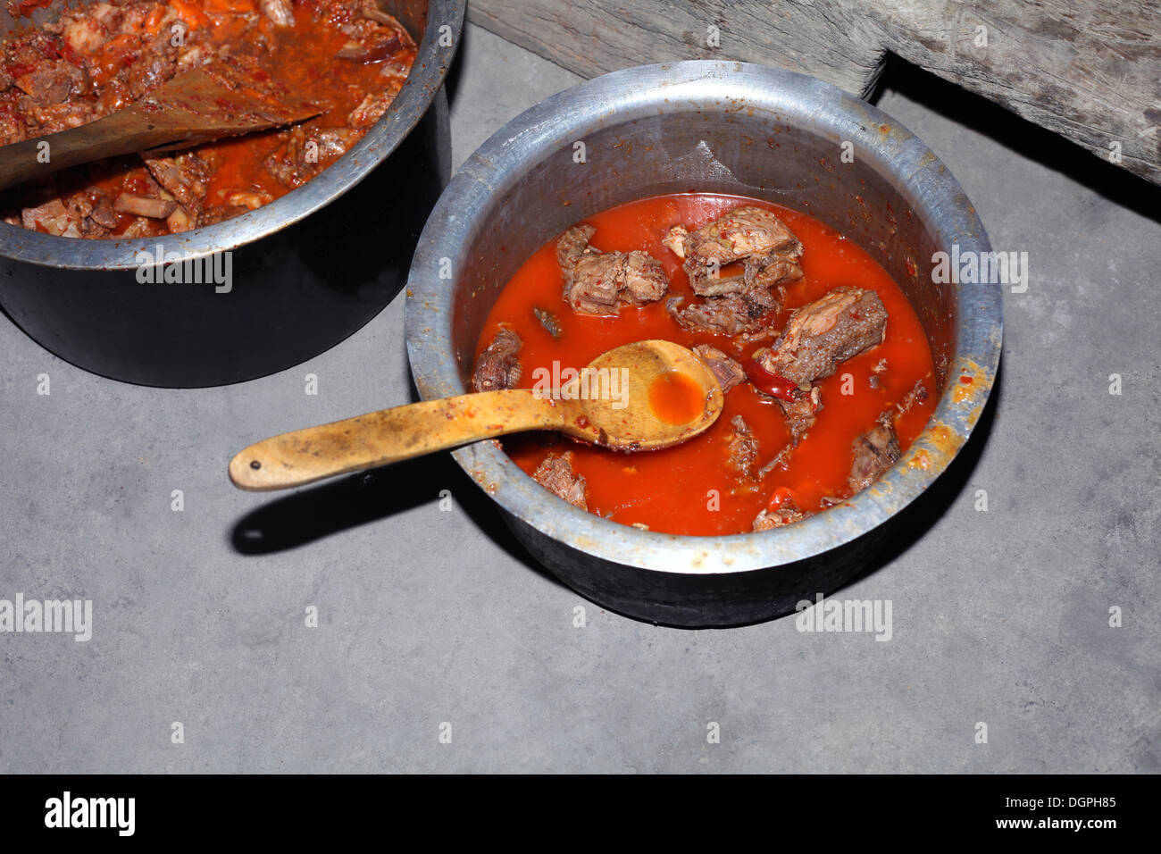 Schweinefleisch-Teller zum Verkauf während Hornbill Festival in Kisama in der Nähe von Kohima Stockfoto