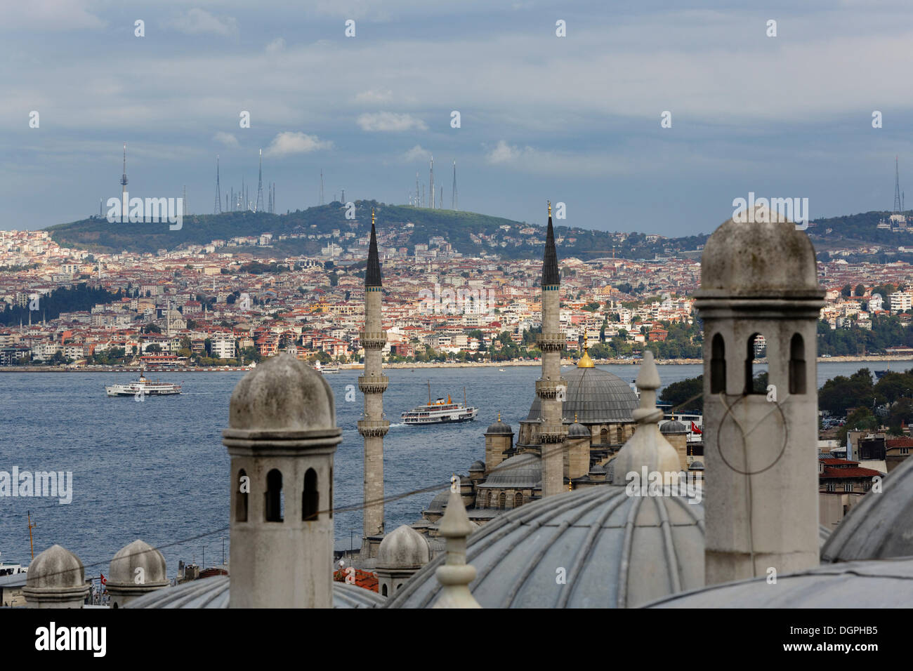 Ansicht der Süleymaniye-Moschee, die Rüstem-Pascha-Moschee und den Bosporus nach Üsküdar auf der asiatischen Seite der Stadt Stockfoto