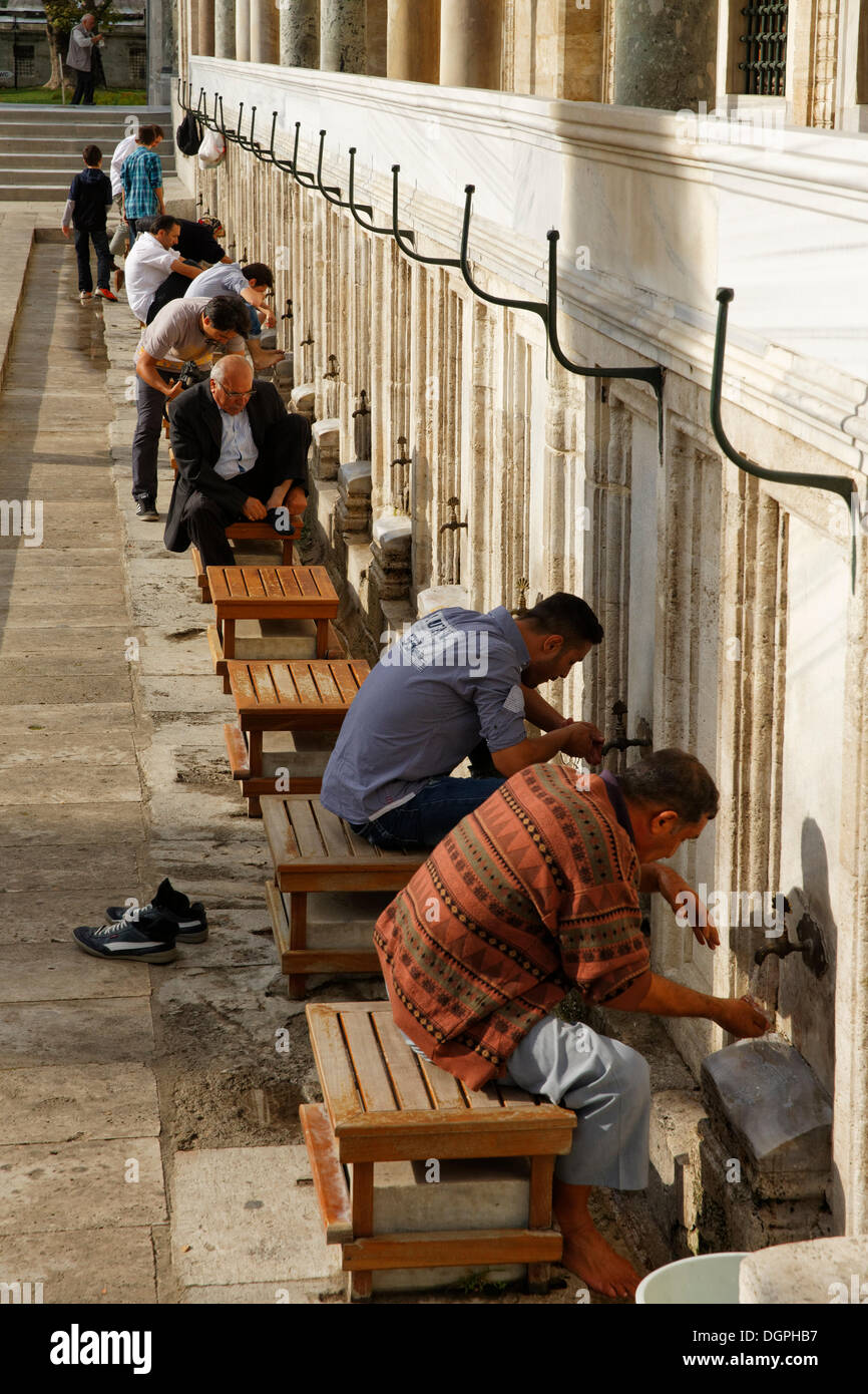 Gläubige Muslime machen Waschung am Brunnen vor der Süleymaniye-Moschee, Istanbul, Türkei, Europa, Istanbul Stockfoto