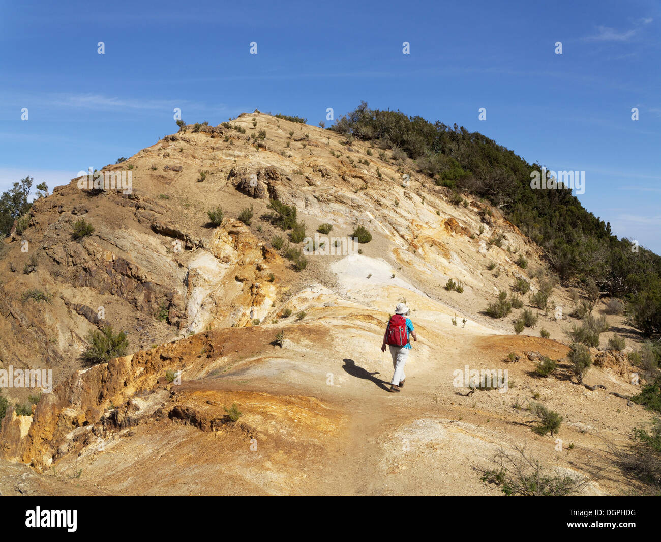 Frau zu Fuß durch erodierte Landschaft Cumbre de Chijere, Vallehermoso, La Gomera, Kanarische Inseln, Spanien Stockfoto