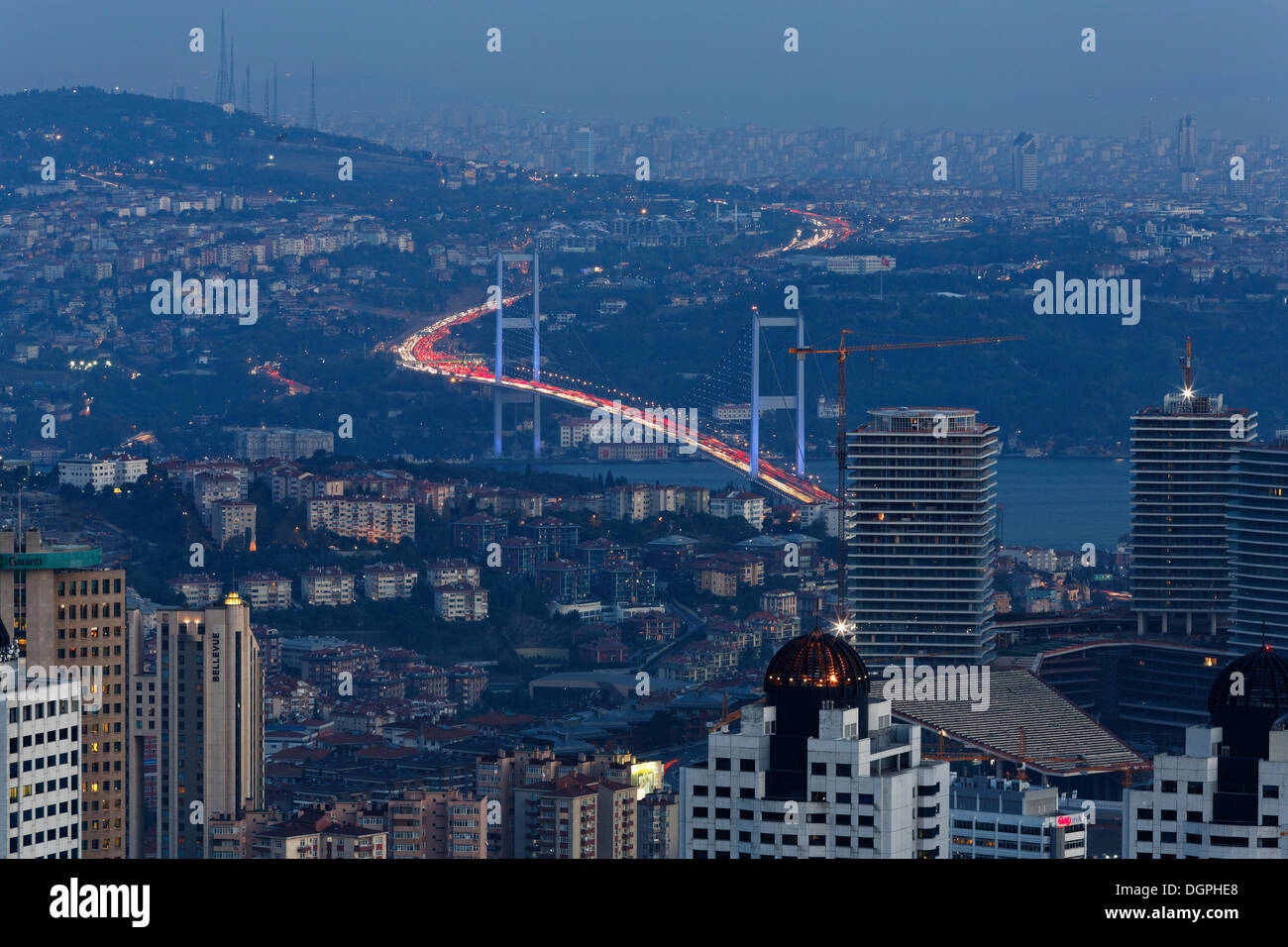 Blick vom Istanbul Sapphire über den financial District und die Bosporus-Brücke, in Richtung der asiatischen Abschnitt in der Abenddämmerung, Levent Stockfoto