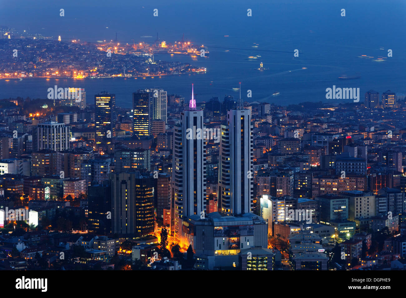 Ansicht von Istanbul Sapphire Süden mit Bosporus und Marmarameer in der Abenddämmerung, Levent, Besiktas, Istanbul, europäische Seite Stockfoto