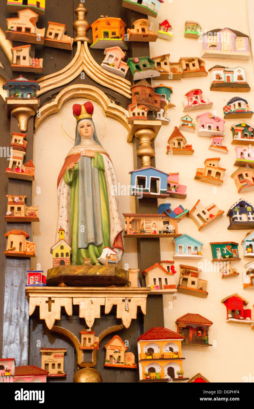 Jungfrau und Häuser in einer Kirche von León, Nicaragua. Stockfoto Jungfrau und Häuser in einer Kirche von León, Nicaragua. Stockfoto