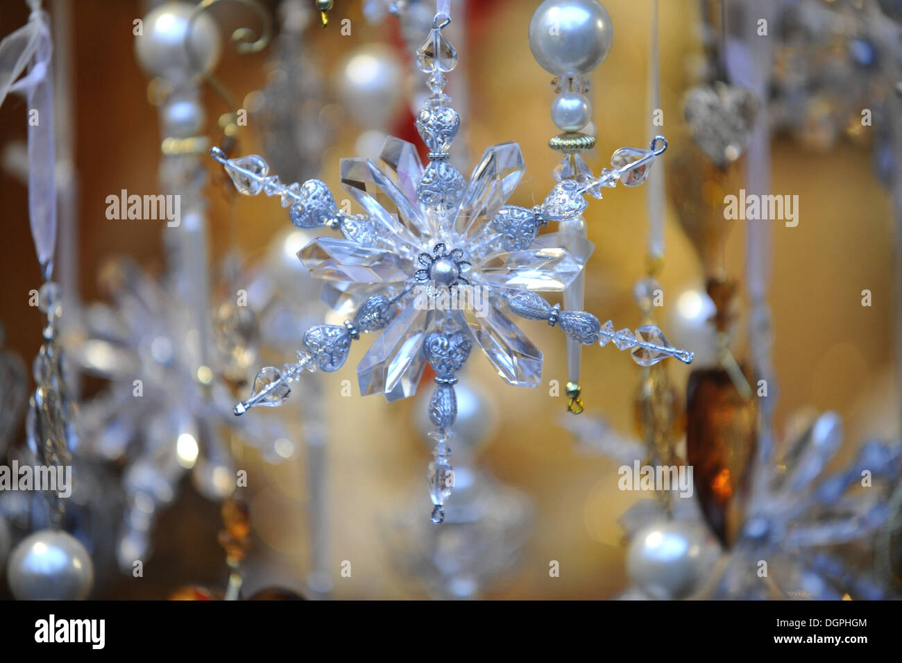 Schneeflocke aus Glas auf Weihnachtsmarkt Stockfoto