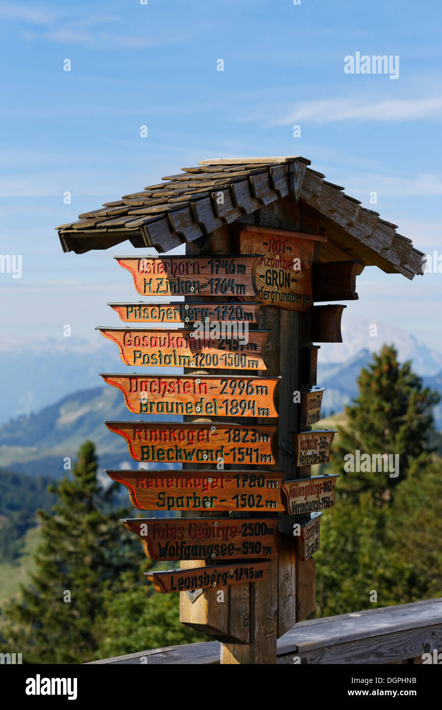 Direktionale unterschreibt für Berge und Seen in der Umgebung Zwölferhorn Berg, Sankt Gilgen, Salzkammergut Stockfoto