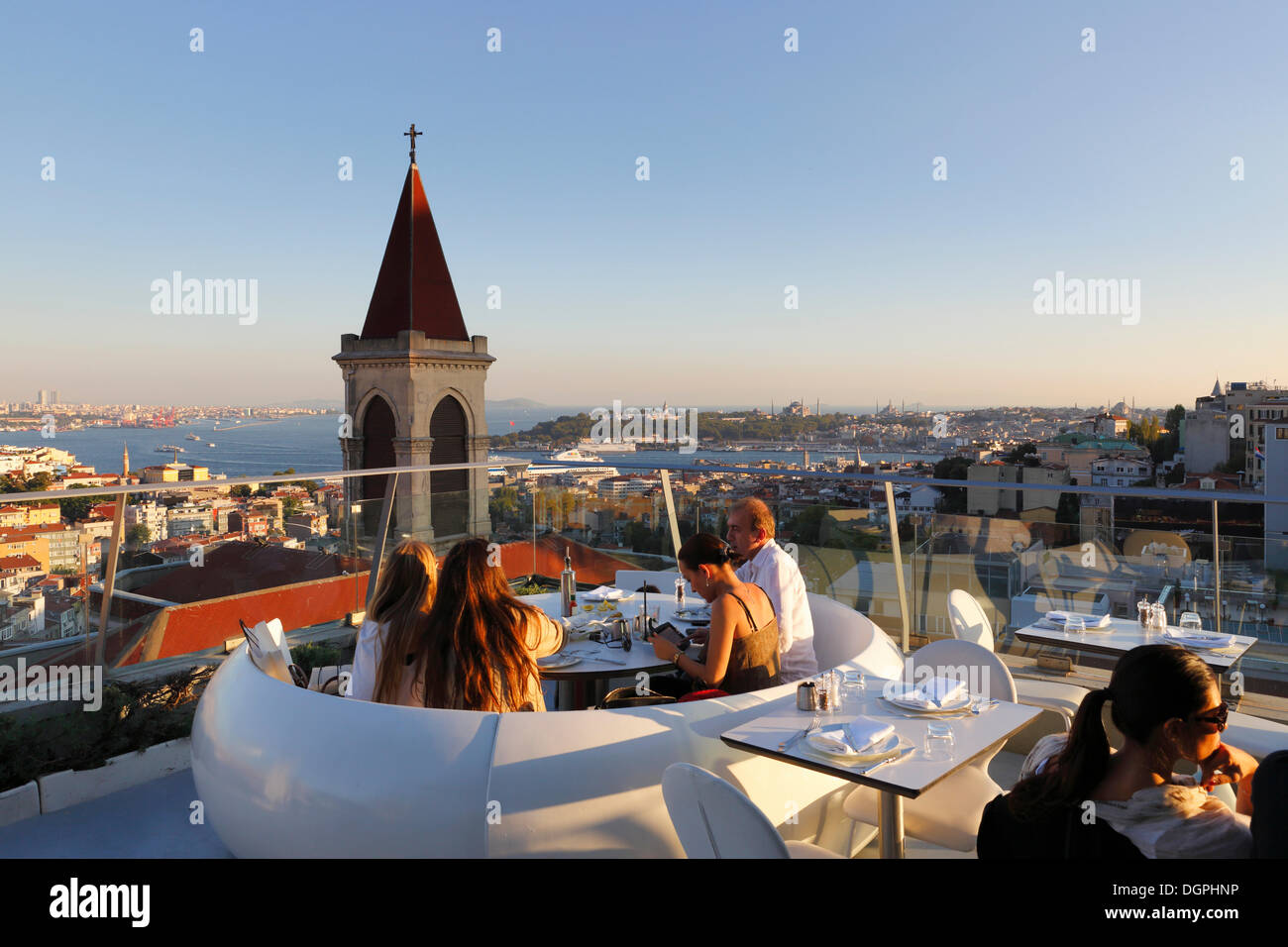 Blick von der 360-Restaurant, Kirche Turm der Basilika des Heiligen Antonius, Bosporus, Sultanahmet-Viertel und das Goldene Horn Stockfoto