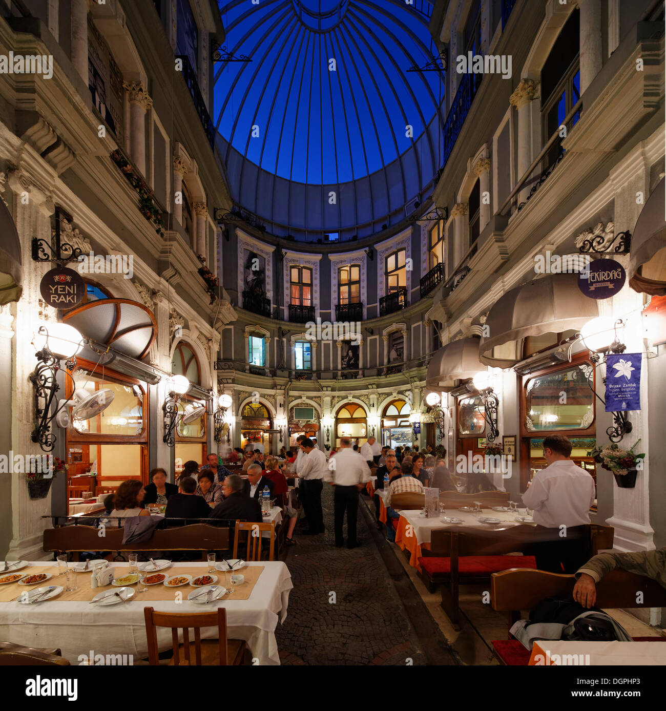 Restaurants in der Cité de Pera Arcade auch bekannt als Blume Passage oder Cicek Pasaji, Beyoğlu, Istanbul, europäische Seite Stockfoto