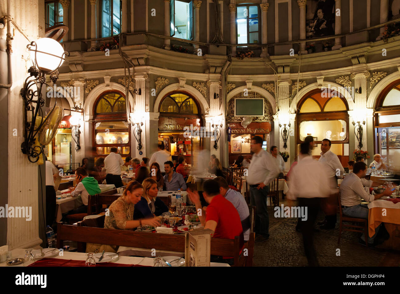 Restaurants in der Cité de Pera Arcade auch bekannt als Blume Passage oder Cicek Pasaji, Beyoğlu, Istanbul, europäische Seite Stockfoto