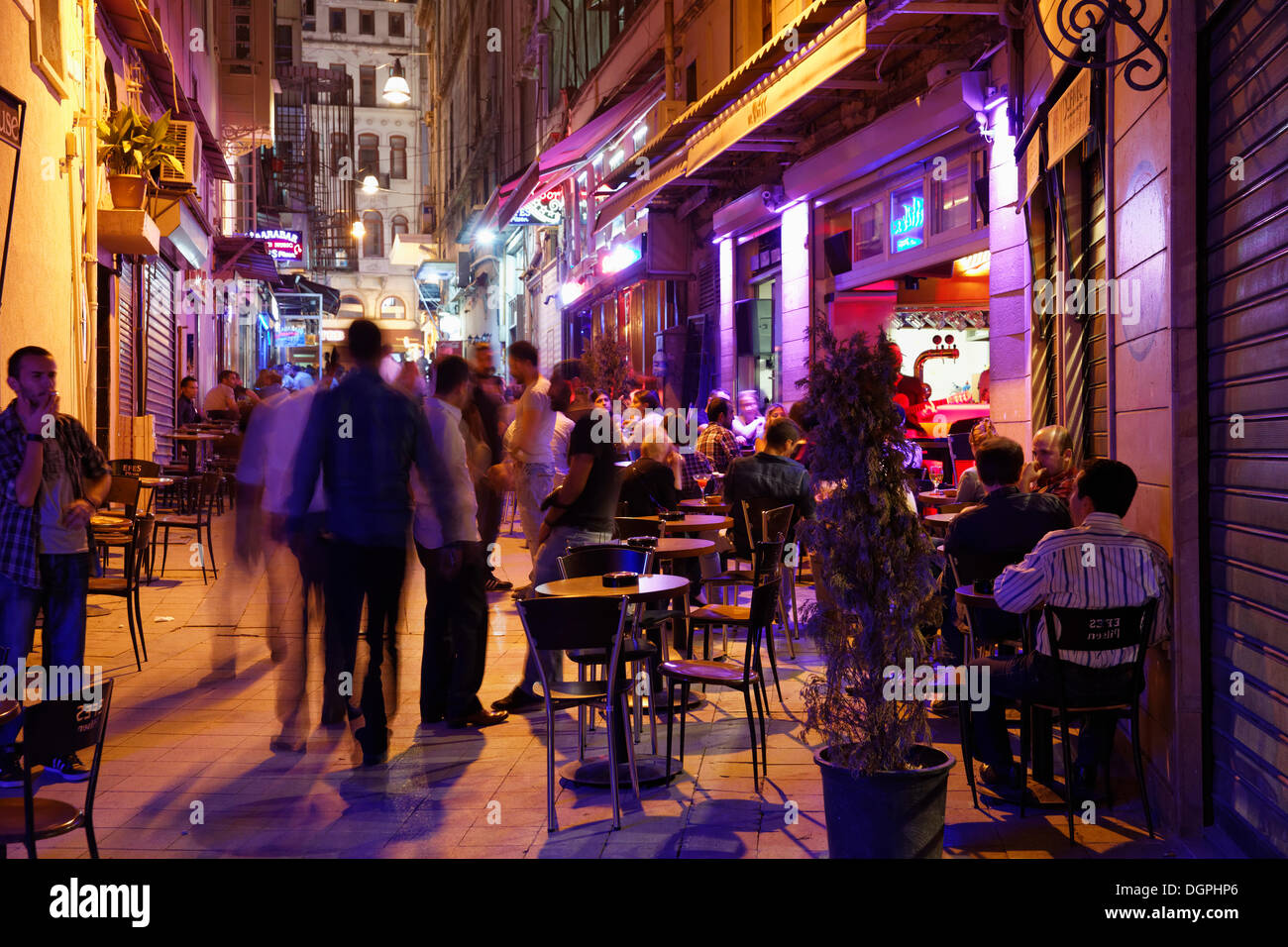 Nachtleben in der Gasse Balo Sokak, Beyoğlu, Istanbul, europäische Seite, Provinz Istanbul, Türkei, europäische Seite Stockfoto