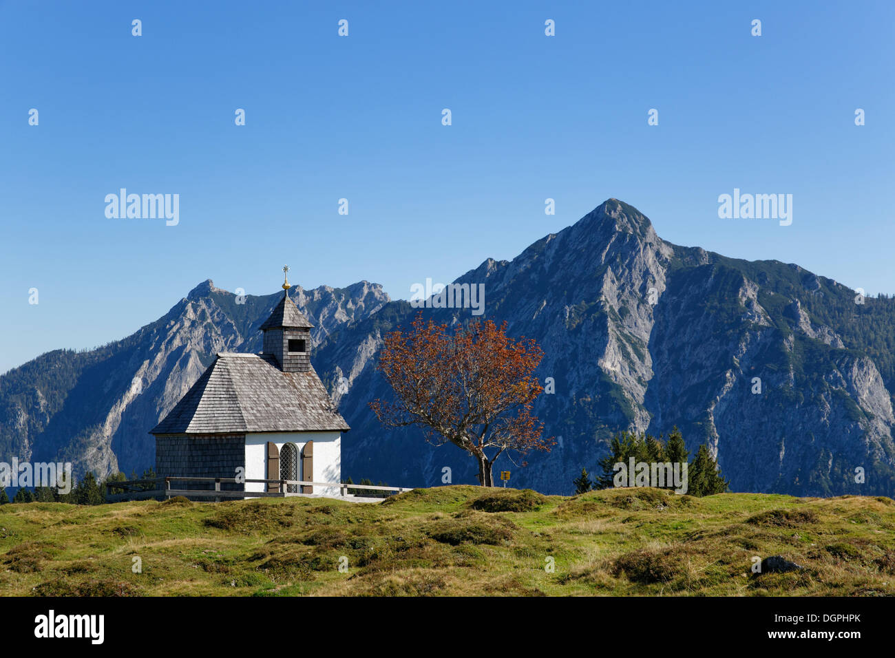 Kapelle auf der Postalm alpine Weide mit Rinnkogel Berg, Postalm, Postalm, Strobl, Salzkammergut, Salzburger Land, Österreich Stockfoto