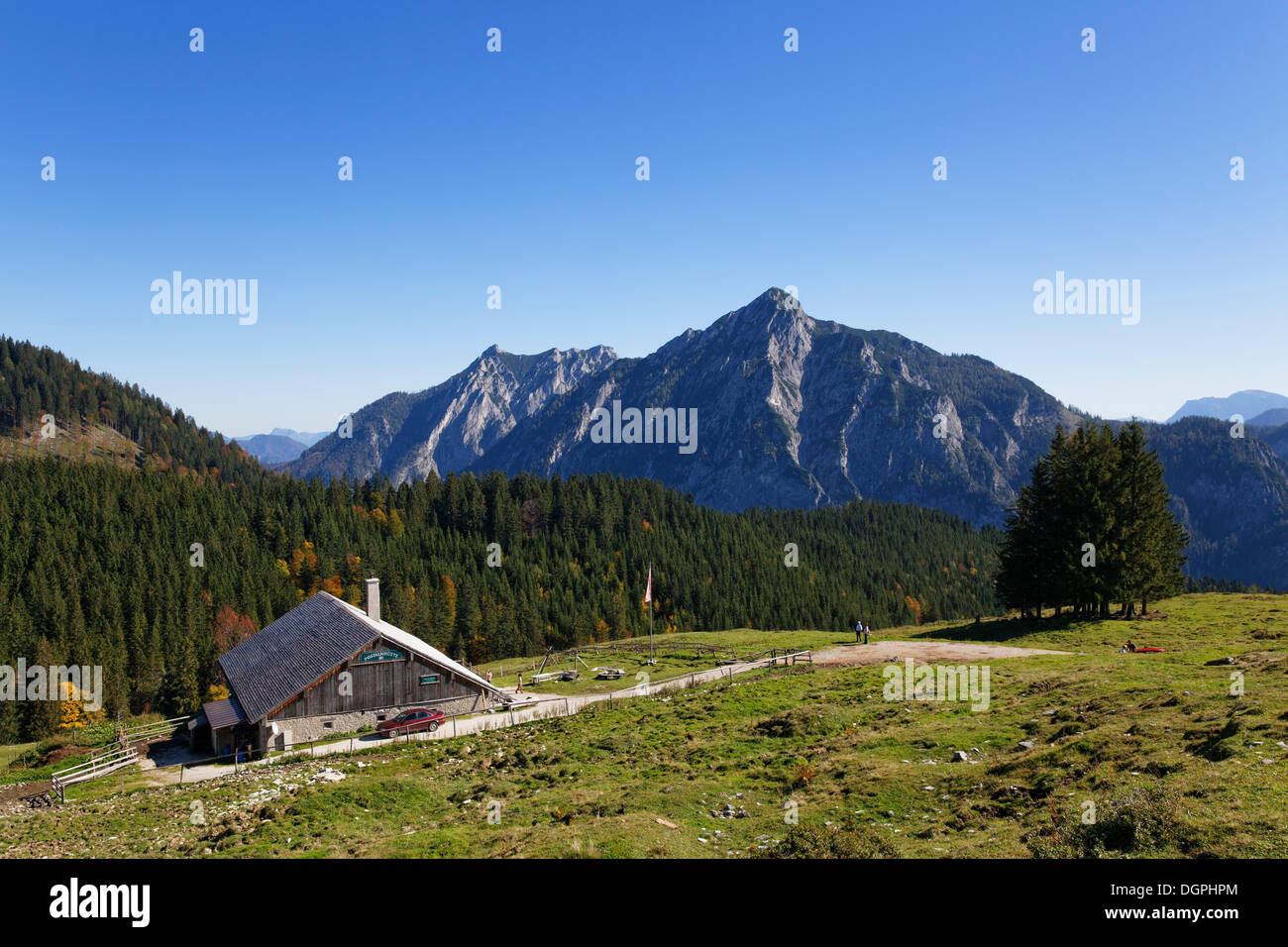 Postalmhuette-Hütte auf der Postalm alpine Weide mit Rinnkogel Berg, Postalm, Postalm, Strobl, Salzkammergut, Salzburger Land Stockfoto