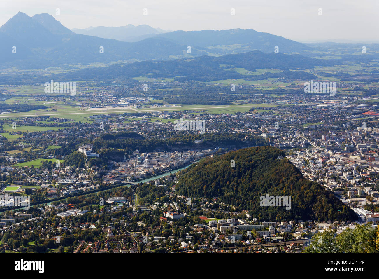 Blick vom Gaisberg Bergstraße in Richtung Salzburg, Kapuzinerberg Hill an der Front, Gaisberg, Kirchberg, Tirol, Österreich Stockfoto