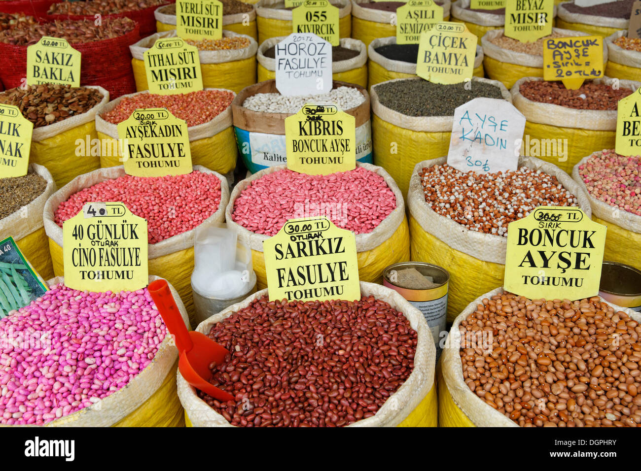 Verschiedene Bohnen in ägyptischen Basar oder Spice Bazaar, Misir Çarşısı, Eminönü, Taschen, Istanbul, europäische Seite Stockfoto
