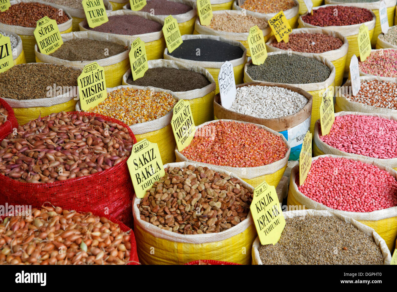 Verschiedene Bohnen und Mais im ägyptischen Basar oder Spice Bazaar, Misir Çarşısı, Eminönü, Taschen, Istanbul, europäische Seite Stockfoto