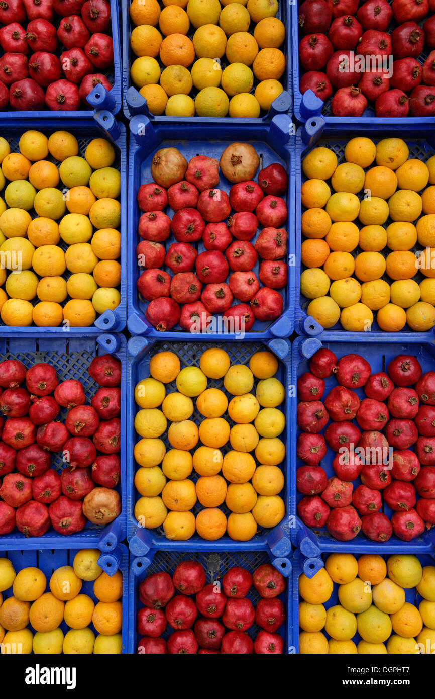 Orangen und Granatäpfel in Kisten, Eminönü, Istanbul, europäische Seite, Provinz Istanbul, Türkei, europäische Seite Stockfoto
