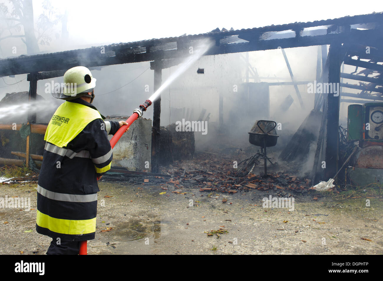 Feuerwehr in Arbeit am brennenden Bauernhaus Stockfoto